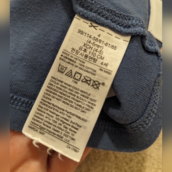 2/$15 GAP|National Geographic Pajamas Set with Sharks - Picture 5 of 10